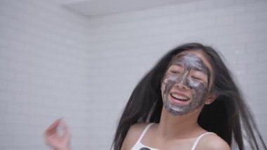 4k Çözünürlük 'ün güzellik konsepti. Asyalı kızlar saç kurutma makinesini kullanırken şarkı söylüyorlar..