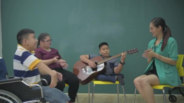 Oktatás Koncepciója Felbontás Mozgássérült Gyerekek Zenélnek Osztályteremben — Stock videók