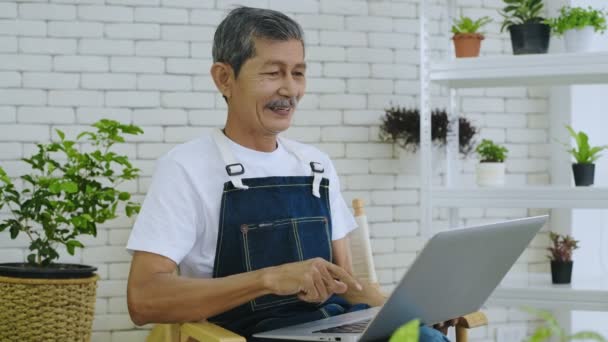 Urlaubskonzept Der Auflösung Der Alte Mann Spielt Notizbuch Garten — Stockvideo