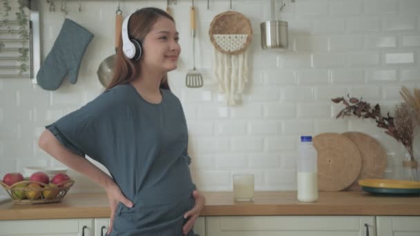 Вагітна Жінка Концепція Резолюції Азійські Дівчата Ють Молоко Кухні — стокове відео