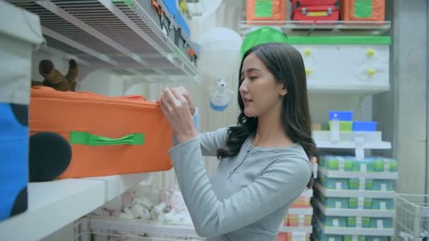 Concepto Compra Resolución Jóvenes Mujeres Asiáticas Están Eligiendo Bolsas Centro — Vídeo de stock