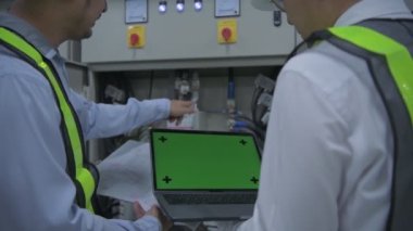 4k Kararlılığın iş konsepti. Çalışan jeneratörü kontrol ediyor..