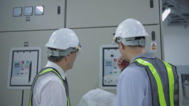 4k Kararlılığın iş konsepti. Teknisyen takım liderini bir iletişim cihazıyla koordine ediyor..