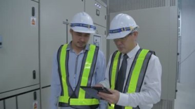 4k Kararlılığın iş konsepti. Yönetici, elektrik ekipmanlarını teftiş etmek için yürüyor..