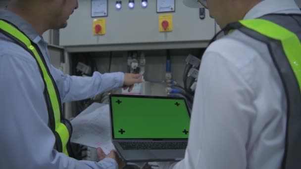 Bedrijfsconcept Van Resolution Werknemer Controleert Generator — Stockvideo