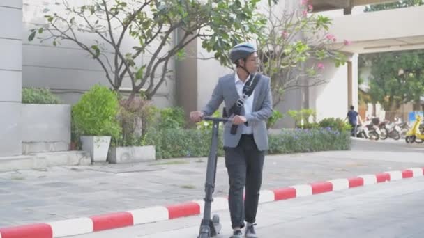 Energiezuinig Reisvoertuigconcept Van Resolution Een Aziatische Man Duwen Een Scooter — Stockvideo