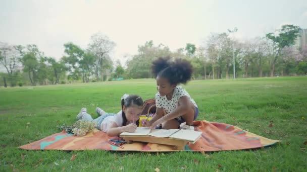Conceito Férias Resolução Meninas Estão Desenhando Imagens Juntas Jardim — Vídeo de Stock