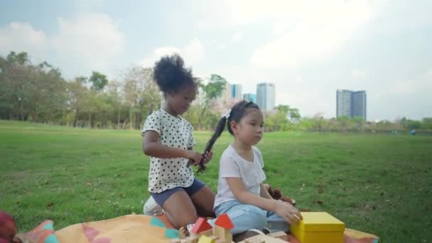 Conceito Férias Resolução Menina Está Denominando Cabelo Seu Amigo — Vídeo de Stock