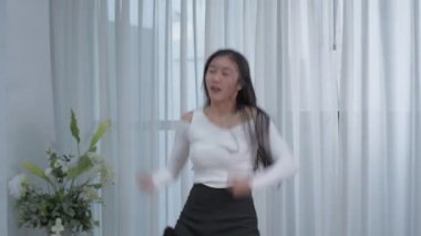 Tatil konsepti 4k Çözünürlük. Asyalı kızlar evde dans ederken eğleniyorlar..