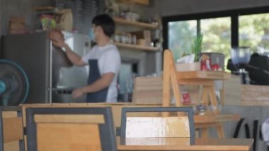 Kafe konsepti 4k Kararlılık. Personel sabahleyin kafeyi temizliyor..