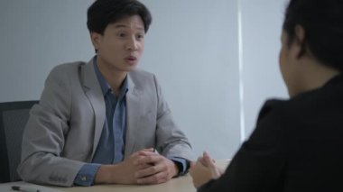 4k Kararlılığın iş konsepti. Müdür, ofisteki personeli teşvik ediyor..