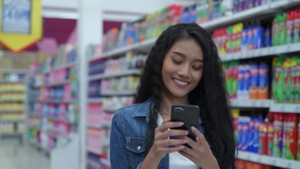 Conceptos Compras Resolución Mujeres Jóvenes Usan Teléfonos Móviles Para Buscar — Vídeos de Stock