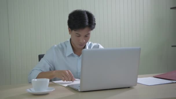 Concepto Negocio Resolución Jóvenes Hombres Asiáticos Busca Información Mediante Ordenador — Vídeo de stock