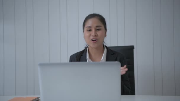 Business Concept Resolution Asian Women Presenting Jobs Using Computers Office — Stock Video