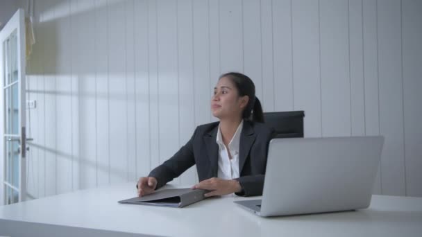 Business Concept Resolution Female Manager Interviewing New Employee Office — Stock Video