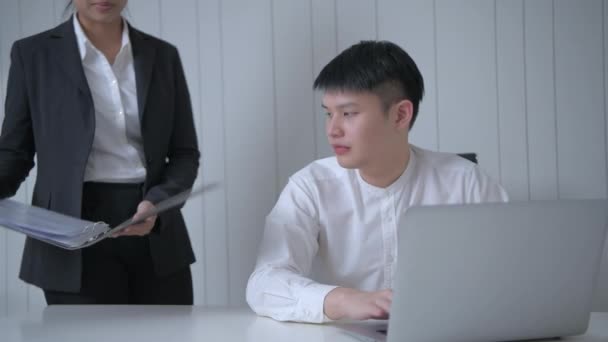4K解像度のビジネスコンセプト アジア系男性はオフィスの監督者に非難された — ストック動画
