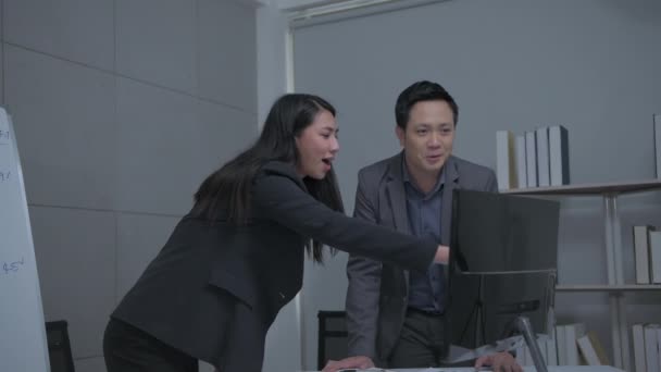 Бизнес Концепция Resolution Азиатские Мужчины Женщины Радуются Успеху Офисе — стоковое видео
