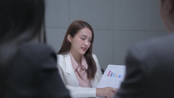 Geschäftskonzept Der Auflösung Asiatische Frauen Präsentieren Einem Besprechungsraum Einen Marketingplan — Stockvideo