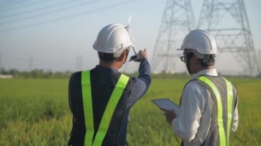 Mühendislik konsepti 4k Çözünürlük. Asyalı erkek çalışanlar doğal enerji teçhizatı kullanımında danışmanlık yapıyorlar.
