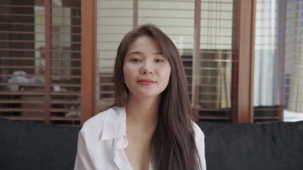 Hälsobegreppet Upplösning Asiatisk Kvinna Som Ger Intervju Hemma — Stockvideo