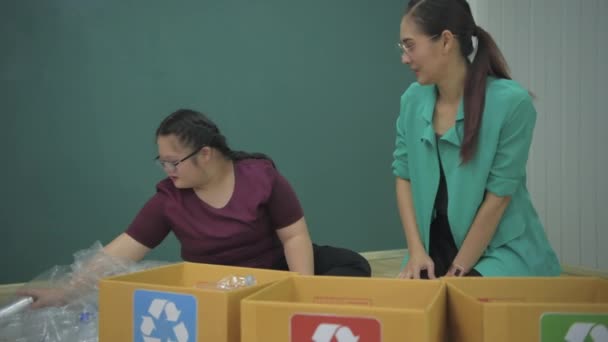 Conceito Educação Resolução Professor Está Ensinando Crianças Com Deficiência Arrumar — Vídeo de Stock