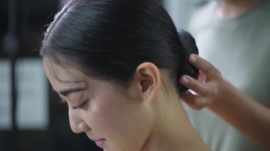 4k Çözünürlük 'ün güzellik konsepti. Kuaför kuaförde saç modelini şekillendiriyor..