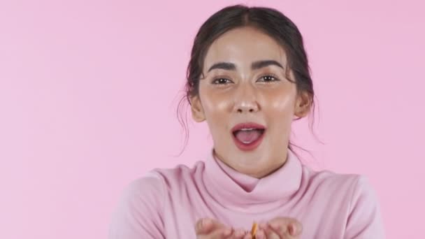 Çözünürlük Güzellik Konsepti Kız Pembe Arka Plandaki Parıltıyı Üflüyor — Stok video