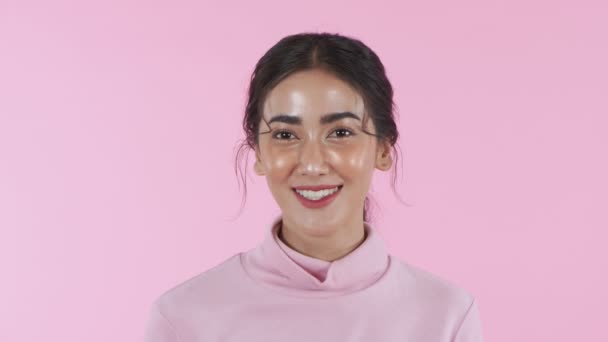 Concepto Belleza Resolución Joven Mujer Asiática Regocijándose Fondo Rosa — Vídeo de stock