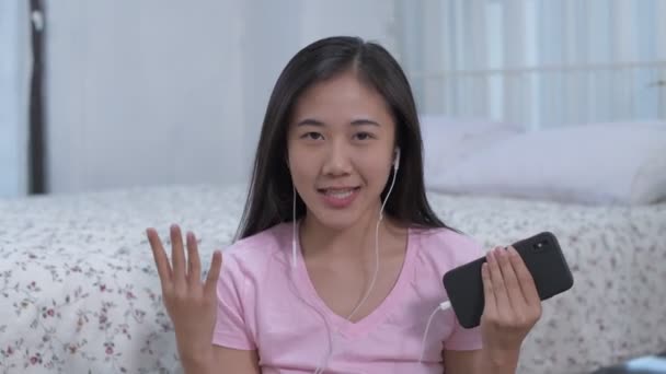 假日4K解像度的概念 亚洲女人在家里接受有趣的采访 — 图库视频影像