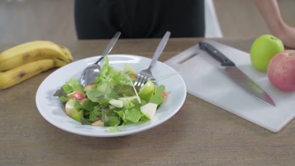 Sağlık Konsepti Çözünürlük Aşçı Salata Sosunu Meyve Sebze Tabağına Döküyordu — Stok video