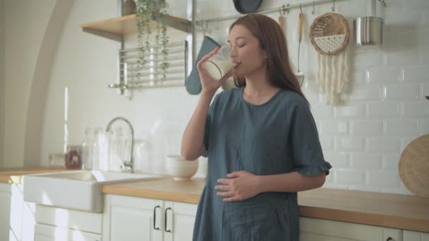 Schwangere Konzept Der Auflösung Asiatische Mädchen Trinken Milch Der Küche — Stockvideo