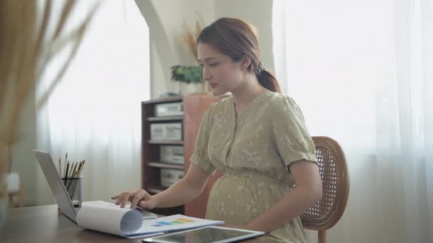 Pregnant Woman Concept Resolution Asian Women Working Paperwork Home Vacation — Stock Video