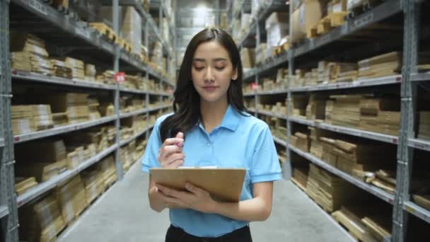 Geschäftskonzept Der Auflösung Asiatische Frauen Sind Zuversichtlich Waren Lager Inspizieren — Stockvideo