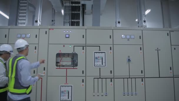 Kararlılığın Konsepti Mühendisler Fabrikadaki Elektrik Ekipmanlarını Incelemek Için Yürüyorlar — Stok video