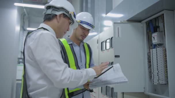 4K解析度的业务概念 维修工厂电气设备控制面板的工程师 — 图库视频影像