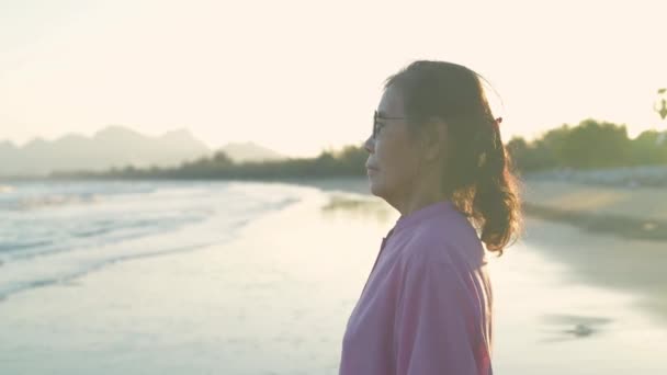 Концепция Путешествия Разрешением Старая Азиатка Счастливо Дышит Пляже — стоковое видео