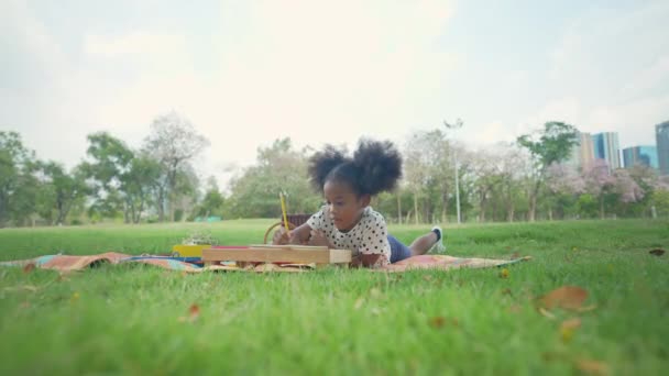假日4K解像度的概念 那女孩正在花园里做作业 — 图库视频影像