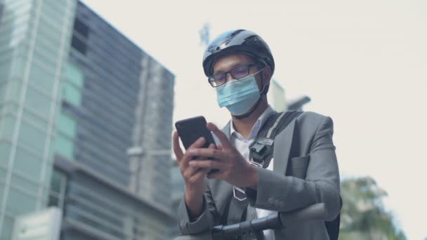 4K解像度のエネルギー効率の良い旅行車両のコンセプト アジアの男性は 都市部の通勤を探索するために携帯電話を — ストック動画