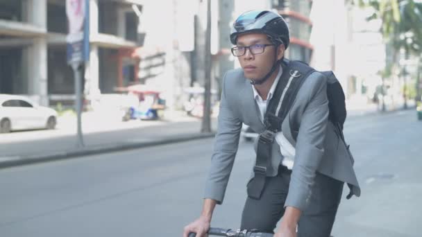 Energiezuinig Reisvoertuigconcept Van Resolution Een Man Een Fiets Stad — Stockvideo