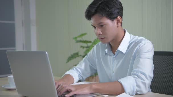 Kararlılığın Konsepti Asyalı Adamlar Ofiste Çok Yoğun Çalışıyorlar — Stok video