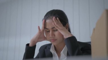 4k Kararlılığın iş konsepti. Müdür, ofisteki personeli teşvik ediyor..