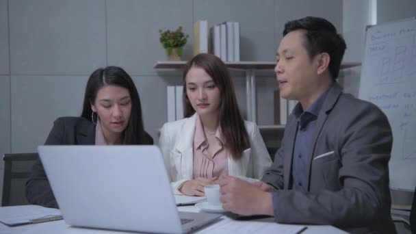 Kararlılığın Konsepti Asyalı Çalışanlar Toplantı Odasında Tartışıyorlar — Stok video
