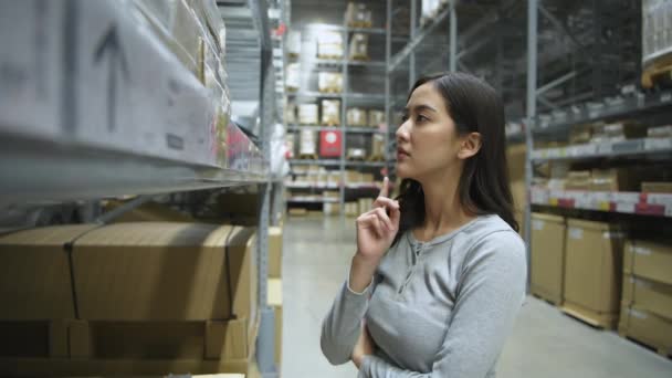 Conceito Compra Resolução Mulheres Asiáticas Estão Prestando Atenção Mercadorias Armazém — Vídeo de Stock