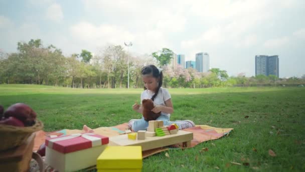 Conceito Férias Resolução Menina Brincando Sozinha Jardim — Vídeo de Stock