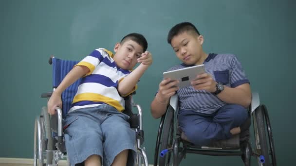 Oktatás Koncepciója Felbontás Fogyatékkal Élő Gyermekek Játék Egy Tabletta — Stock videók
