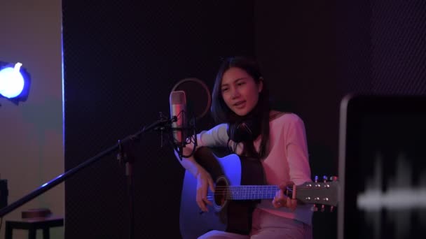 Concepto Grabación Audio Resolución Chicas Asiáticas Tocando Violín Estudio — Vídeos de Stock