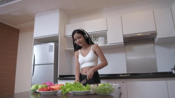 Gesundheitskonzept Der Auflösung Asiatische Junge Frauen Kochen Fröhlich Salate Der — Stockvideo