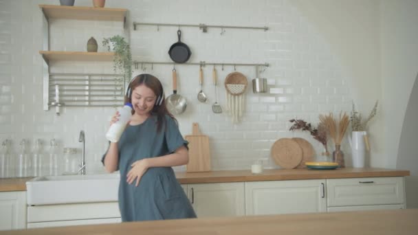 4K解像度の妊娠中の女性の概念 アジアの女の子歌楽しいですザ キッチン — ストック動画