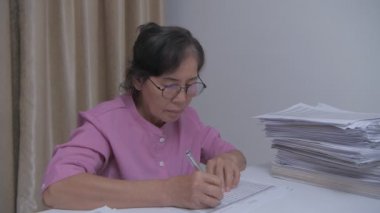4k Kararlılığın iş konsepti. Asyalı yaşlı kadınlar belgeleri kontrol etmekle meşguller..