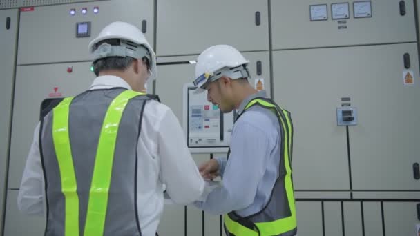 Kararlılığın Konsepti Mühendisler Elektrik Donanım Kontrolörlerini Inceliyor — Stok video